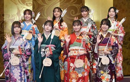 　新成人を迎え、笑顔で手を振る乃木坂４６（前列左から）阪口珠美、久保史緒里、遠藤さくら、賀喜遥香（後列左から）佐藤璃果、金川紗耶、中村麗乃、北川悠理＝東京・乃木神社（撮影・西岡正）