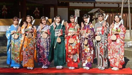 　振袖姿を披露した（左から）佐藤璃果、金川紗耶、阪口珠美、久保史緒里、遠藤さくら、賀喜遥香、中村麗乃、北川悠理＝東京・乃木神社（撮影・西岡正）