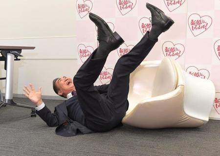 　お馴染みのイスから転げ落ちる桂文枝＝大阪・朝日放送（撮影・高部洋祐）