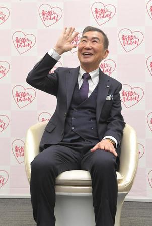 　お馴染みのイスに座り「いらっしゃーい」のギャグを披露する桂文枝＝大阪・朝日放送（撮影・高部洋祐）