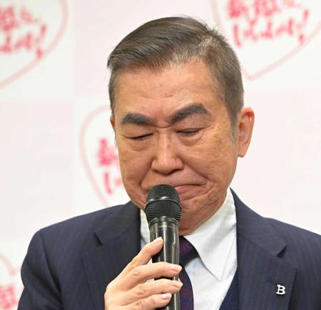 　会見中、涙をこらえる桂文枝＝大阪・朝日放送（撮影・高部洋祐）