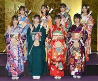 　新成人を迎え、笑顔で手を振る乃木坂４６（前列左から）阪口珠美、久保史緒里、遠藤さくら、賀喜遥香（後列左から）佐藤璃果、金川紗耶、中村麗乃、北川悠理＝東京・乃木神社（撮影・西岡正）