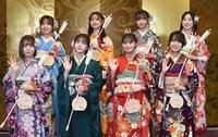 　新成人を迎え、笑顔で手を振る乃木坂４６（前列左から）阪口珠美、久保史緒里、遠藤さくら、賀喜遥香（後列左から）佐藤璃果、金川紗耶、中村麗乃、北川悠理＝東京・乃木神社（撮影・西岡正）