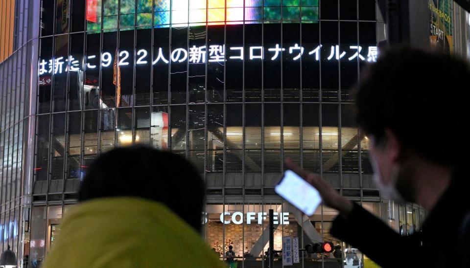 　東京都の新たな新型コロナウイルス感染者数を伝える電光掲示板＝７日夕、東京・渋谷