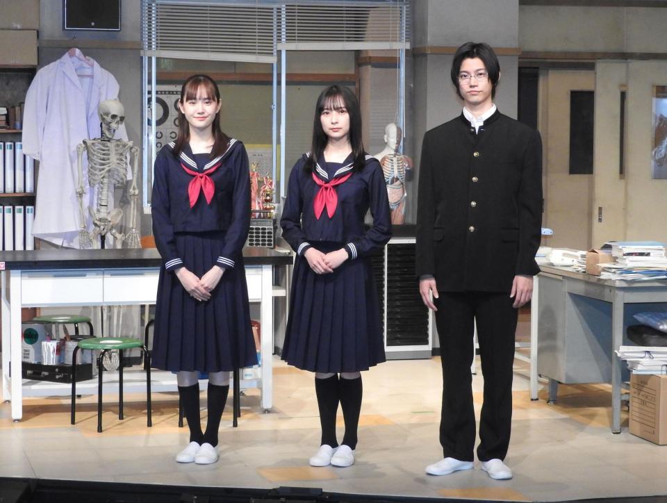 　「六番目の小夜子」の取材会に登場した（左から）尾碕真花、鈴木絢音、高橋健介＝東京・新国立劇場