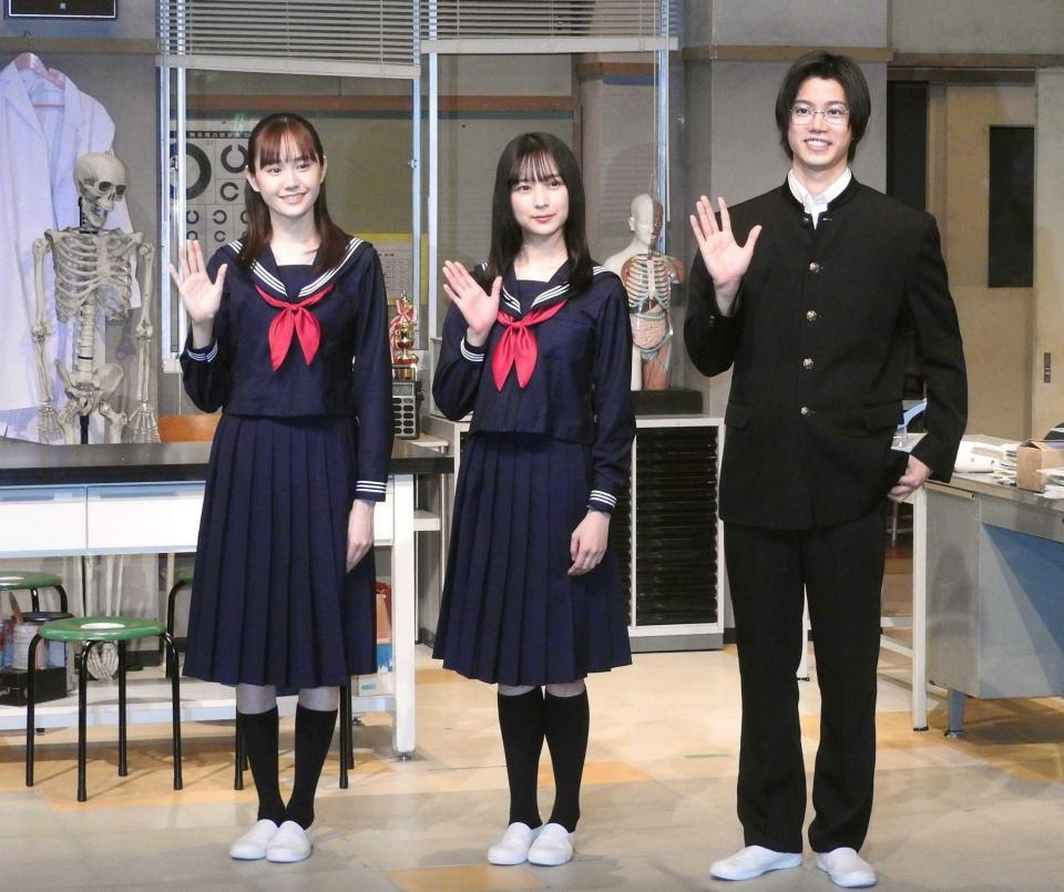 　囲み取材会に登場した（左から）尾碕真花、鈴木絢音、高橋健介＝東京・新国立劇場