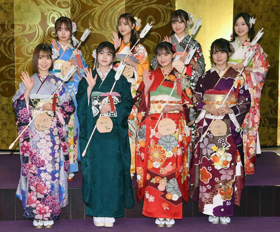 　新成人を迎え、笑顔で手を振る乃木坂４６（前列左から）阪口珠美、久保史緒里、遠藤さくら、賀喜遥香（後列左から）佐藤璃果、金川紗耶、中村麗乃、北川悠理＝東京・乃木神社（撮影・西岡正）