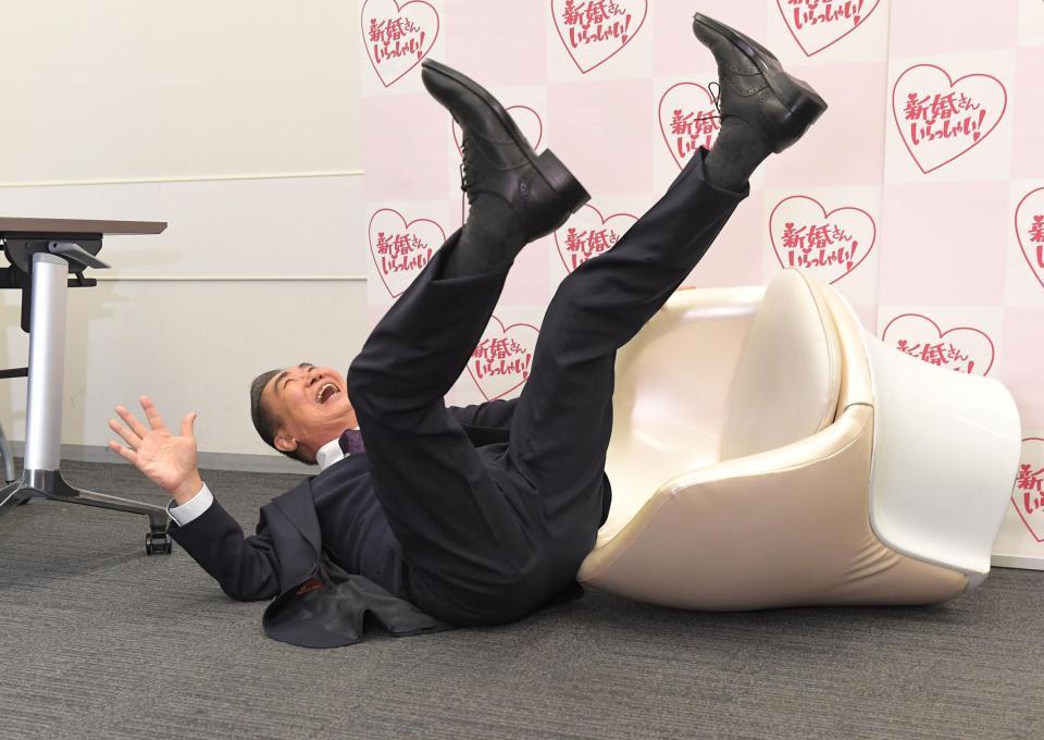 　お馴染みのイスから転げ落ちる桂文枝＝大阪・朝日放送（撮影・高部洋祐）