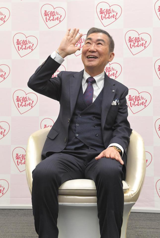 　お馴染みのイスに座り「いらっしゃーい」のギャグを披露する桂文枝＝大阪・朝日放送（撮影・高部洋祐）