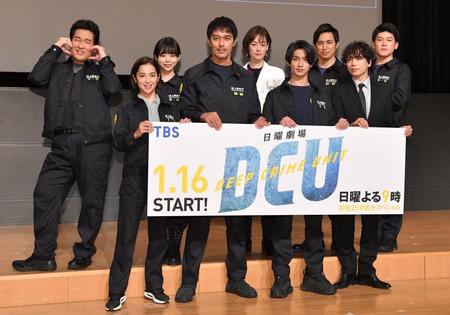 　ＴＢＳ日曜劇場「ＤＣＵ」３カ国同時リモート試写会＆舞台あいさつに登場した（前列左から）中村アン、阿部寛、横浜流星、山崎育三郎ら（撮影・伊藤笙子）