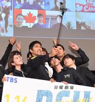 　舞台あいさつの最後に自撮りする（左から）中村アン、阿部寛、横浜流星、山崎育三郎ら出演陣＝東京・丸の内の丸ビルホール（撮影・伊藤笙子）