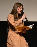 映画「グッバイ、ドン・グリーズ！」のトークショーで監督にインタビューをする松村沙友理＝東京・飯田橋、神楽座