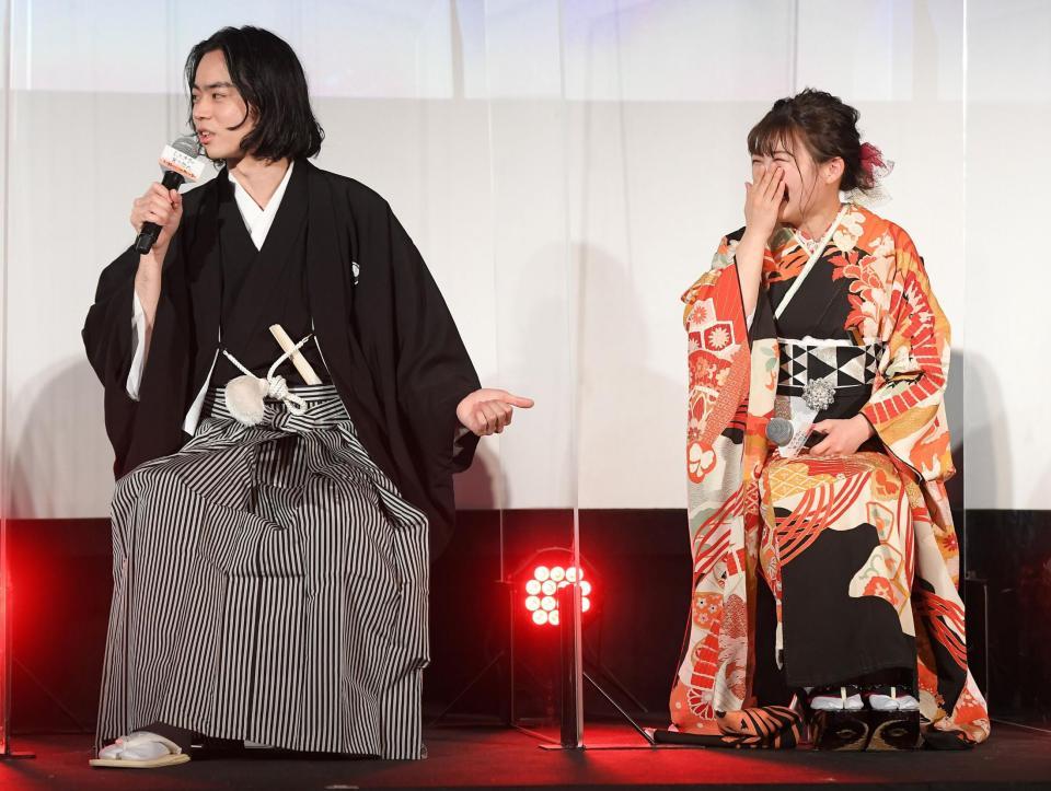 　伊藤沙莉（右）の爆笑癖を指摘する菅田将暉＝東京・ユナイテッドシネマお台場（撮影・伊藤笙子）