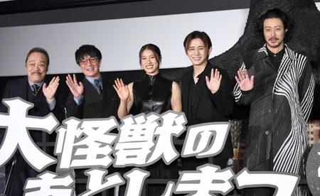　笑顔で手を振る（左から）西田敏行、濱田岳、土屋太鳳、山田涼介、オダギリジョー（撮影・開出牧）