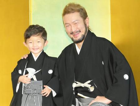 　中村獅童（右）と小川陽喜君