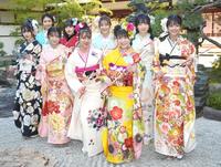 　成人の日を迎えたＮＭＢ４８の（前列左から）山本望叶、上西怜、安部若菜、出口結菜、（後列左から）松野美桜、山崎亜美瑠、南羽諒、折坂心春、桜田彩叶＝撮影・神子素慎一
