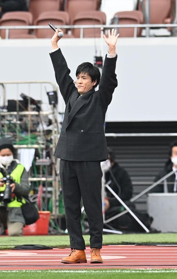 　テーマソングを作詞作曲し、国立競技場に登場した森山直太朗（撮影・高石航平）