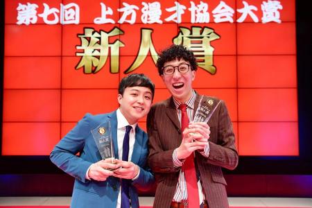 　上方漫才協会大賞の新人賞に輝いたドーナツ・ピーナツのドーナツ（右）とピーナツ