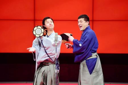 　上方漫才協会大賞の大賞に輝いたすゑひろがりず