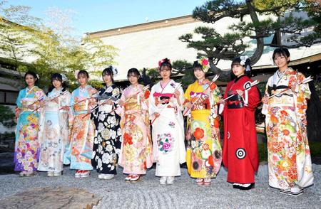 　ＮＭＢ４８の（左から）松野美桜、折坂心春、南羽諒、山本望叶、上西怜、安部若菜、出口結菜、山崎亜美瑠、桜田彩叶（撮影・神子素慎一）