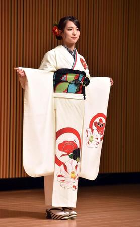 　振り袖を披露するＡＫＢ４８・下尾みう（撮影・佐藤厚）