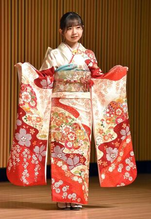 　振り袖を披露するＡＫＢ４８・石綿星南（撮影・佐藤厚）