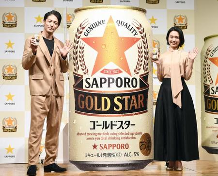 　新商品をＰＲする玉木宏（左）と二階堂ふみ＝東京恵比寿のサッポロビール本社棟（撮影・園田高夫）