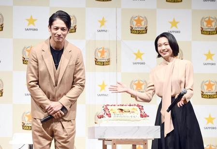 　サプライズの誕生日ケーキを贈られた玉木宏（左）と場を盛り上げる二階堂ふみ＝東京恵比寿のサッポロビール本社棟（撮影・園田高夫）