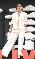 　白のスーツで登場した米倉涼子（撮影・園田高夫）