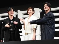 　和気あいあいの（左から）綾野剛、米倉涼子、横浜流星（撮影・園田高夫）