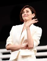 　客席のファンに手を振る米倉涼子（撮影・園田高夫）