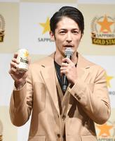 新商品を持ちＰＲする玉木宏＝東京恵比寿のサッポロビール本社棟（撮影・園田高夫）