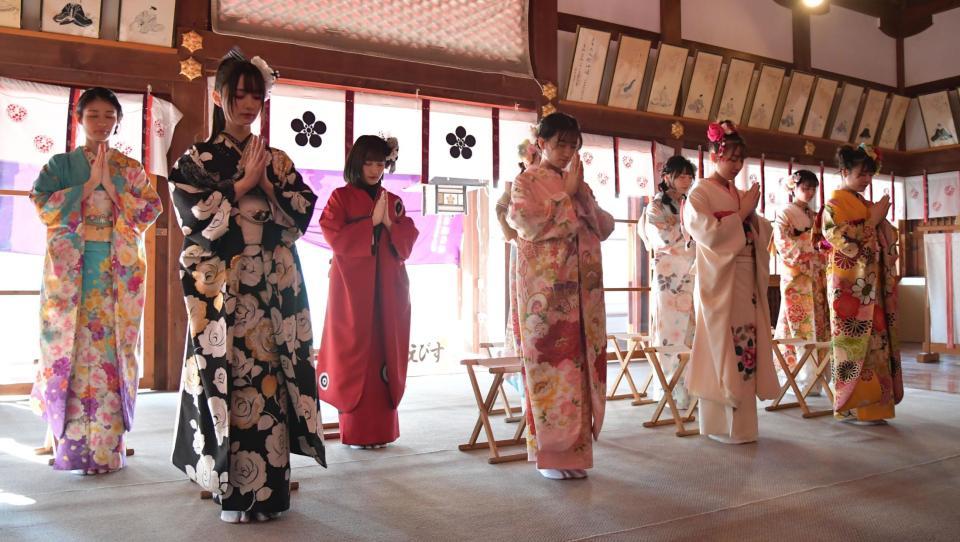 　神妙な面持ちで手を合わせるＮＭＢ４８の（前列左から）山本望叶、上西怜、安部若菜、出口結菜、（後列左から）松野美桜、山崎亜美瑠、南羽諒、折坂心春、桜田彩叶＝撮影・神子素慎一