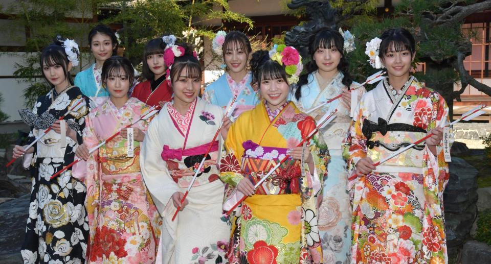 　成人の日を迎えたＮＭＢ４８の（前列左から）山本望叶、上西怜、安部若菜、出口結菜、（後列左から）松野美桜、山崎亜美瑠、南羽諒、折坂心春、桜田彩叶＝撮影・神子素慎一