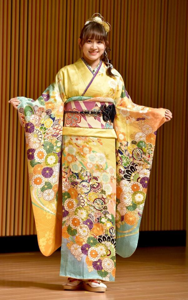 　振り袖を披露するＡＫＢ４８・下口ひなな（撮影・佐藤厚）
