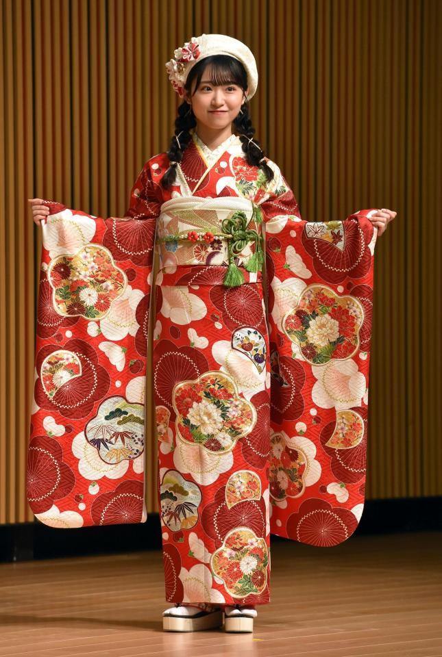 　振り袖を披露するＡＫＢ４８・山内瑞葵（撮影・佐藤厚）