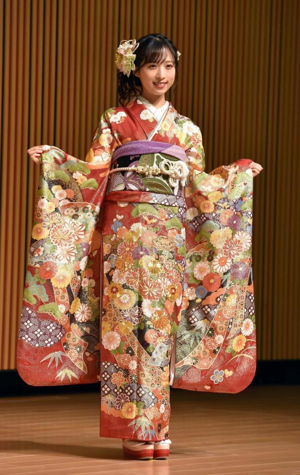 　振り袖を披露するＡＫＢ４８・小栗有以（撮影・佐藤厚）
