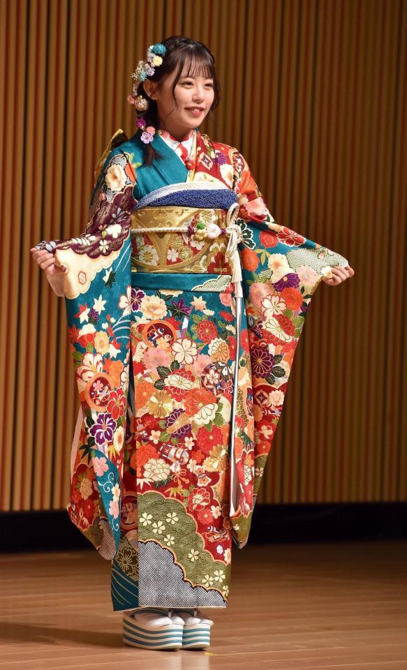 　振り袖を披露するＡＫＢ４８・濱咲友菜（撮影・佐藤厚）