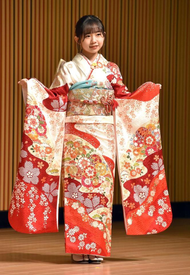 　振り袖を披露するＡＫＢ４８・石綿星南（撮影・佐藤厚）