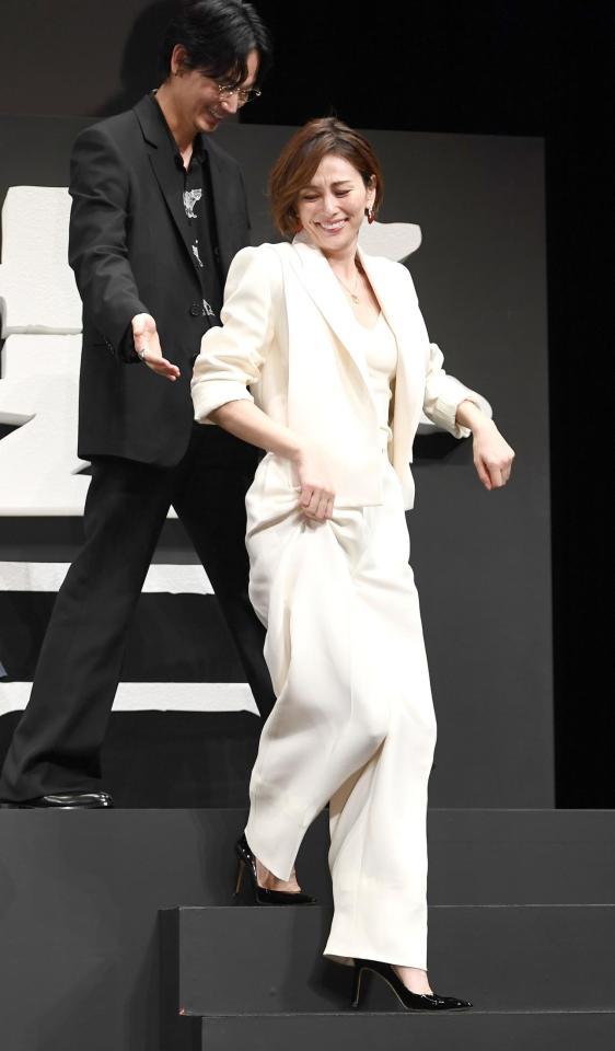 　仲良く降壇する米倉涼子と綾野剛（撮影・園田高夫）