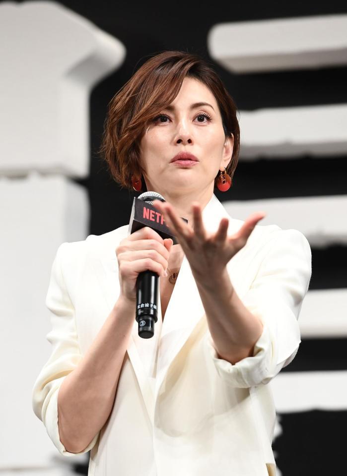 　成人式を迎えた人たちの質問に答える米倉涼子（撮影・園田高夫）