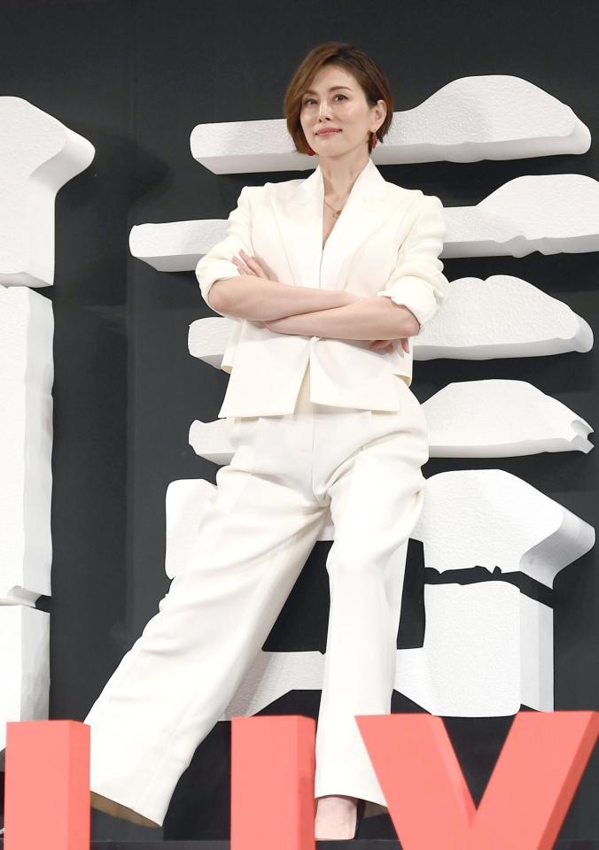 　白のスーツで登場した米倉涼子（撮影・園田高夫）
