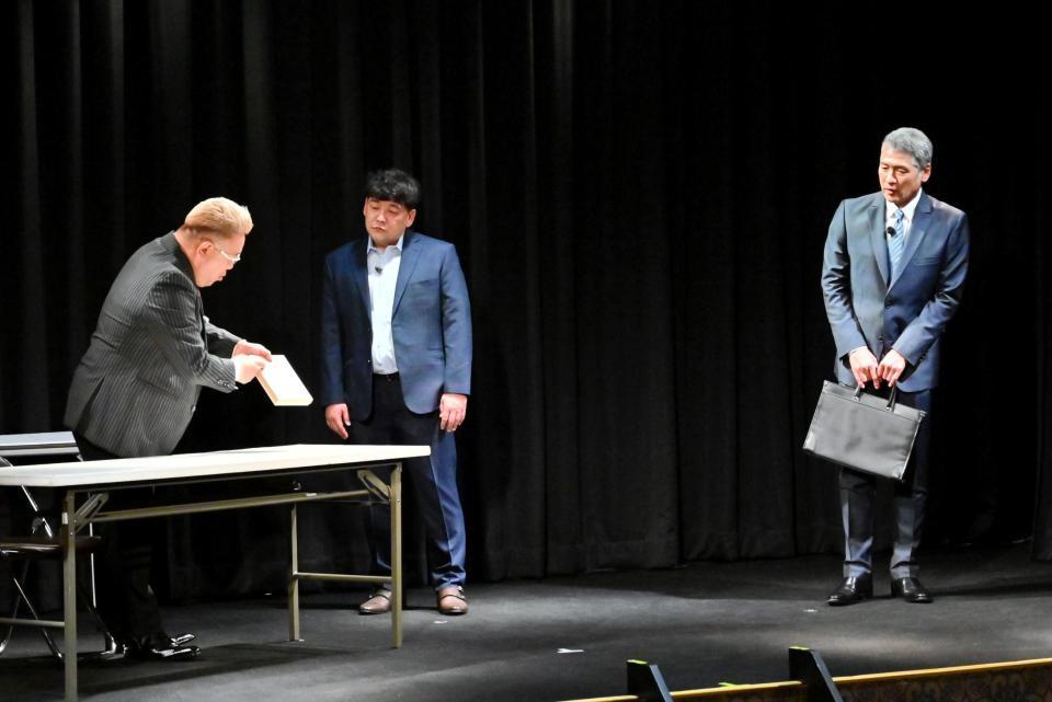 　サンドウィッチマンとのコントに挑戦した吉川晃司（右）