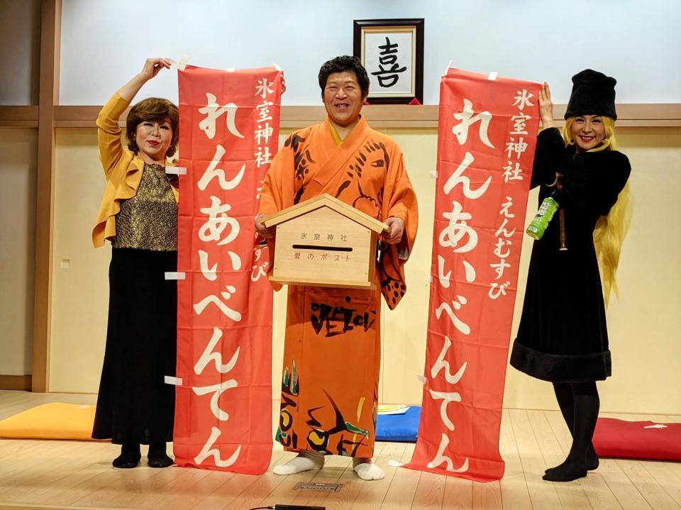 「祈・恋愛成就バレンタインウィーク」制作発表に参加した（左から）露の陽照、桂三風、旭堂南鈴＝神戸市の神戸新開地・喜楽館