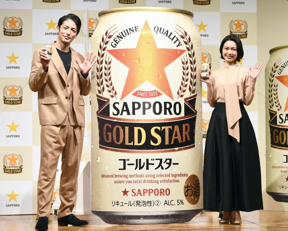 　新商品をＰＲする玉木宏（左）と二階堂ふみ＝東京恵比寿のサッポロビール本社棟（撮影・園田高夫）
