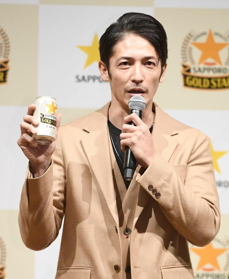 新商品を持ちＰＲする玉木宏＝東京恵比寿のサッポロビール本社棟（撮影・園田高夫）