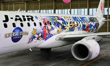 　ＵＳＪに登場するキャラクターをあしらった特別塗装機＝11日午前、大阪空港