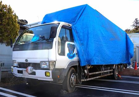 　盗難被害に遭った人形劇団「こぐま座」のトラック＝１２日午後、茨城県警鉾田署