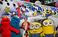 　ＵＳＪに登場するキャラクターをあしらった特別塗装機＝11日午前、大阪空港