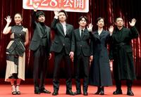 　ファンに手を振る（左から）伊藤歩、松山ケンイチ、藤原竜也、神木隆之介、黒木華、永瀬正敏